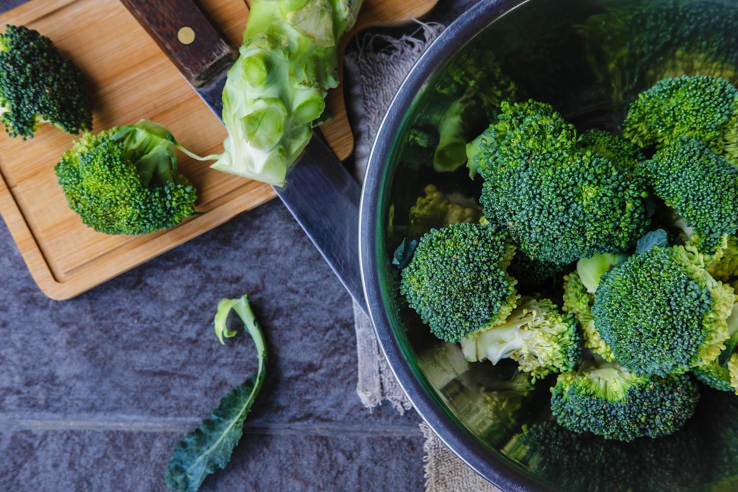 rauwe broccoli gesneden in een houten snijplank foto