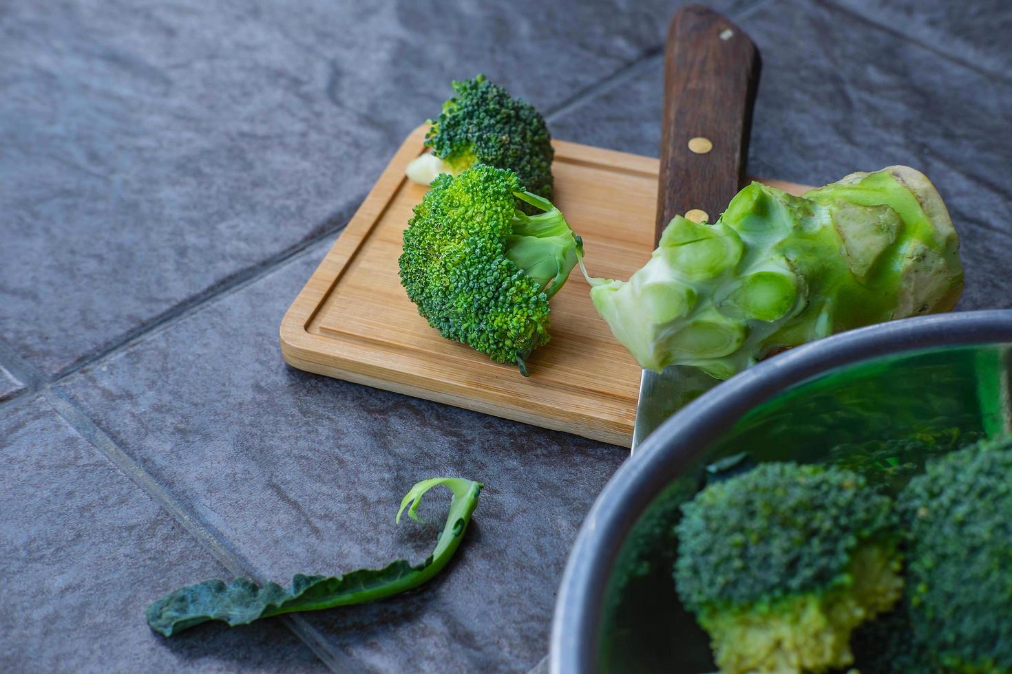 rauwe broccoli gesneden in een houten snijplank foto