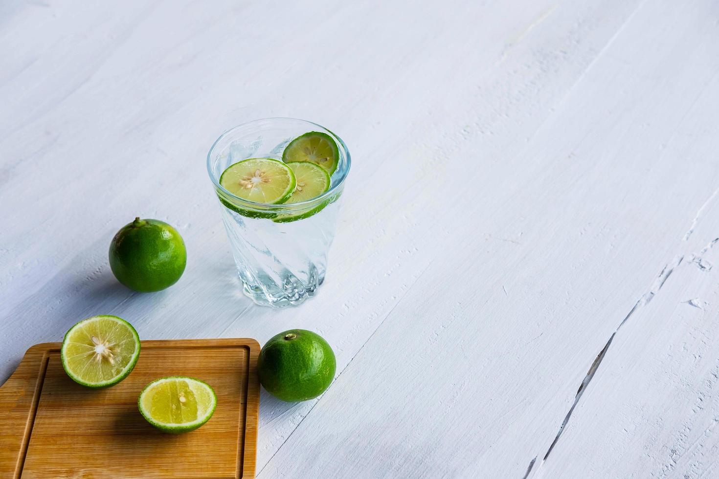 een glas soda-citroen en limoen op tafel foto