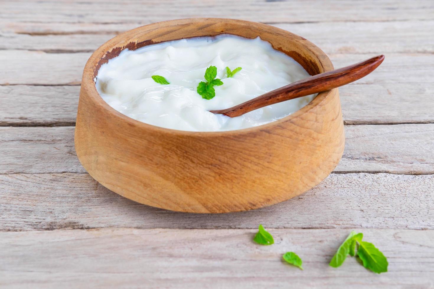 gezonde natuurlijke yoghurt op een houten tafel foto