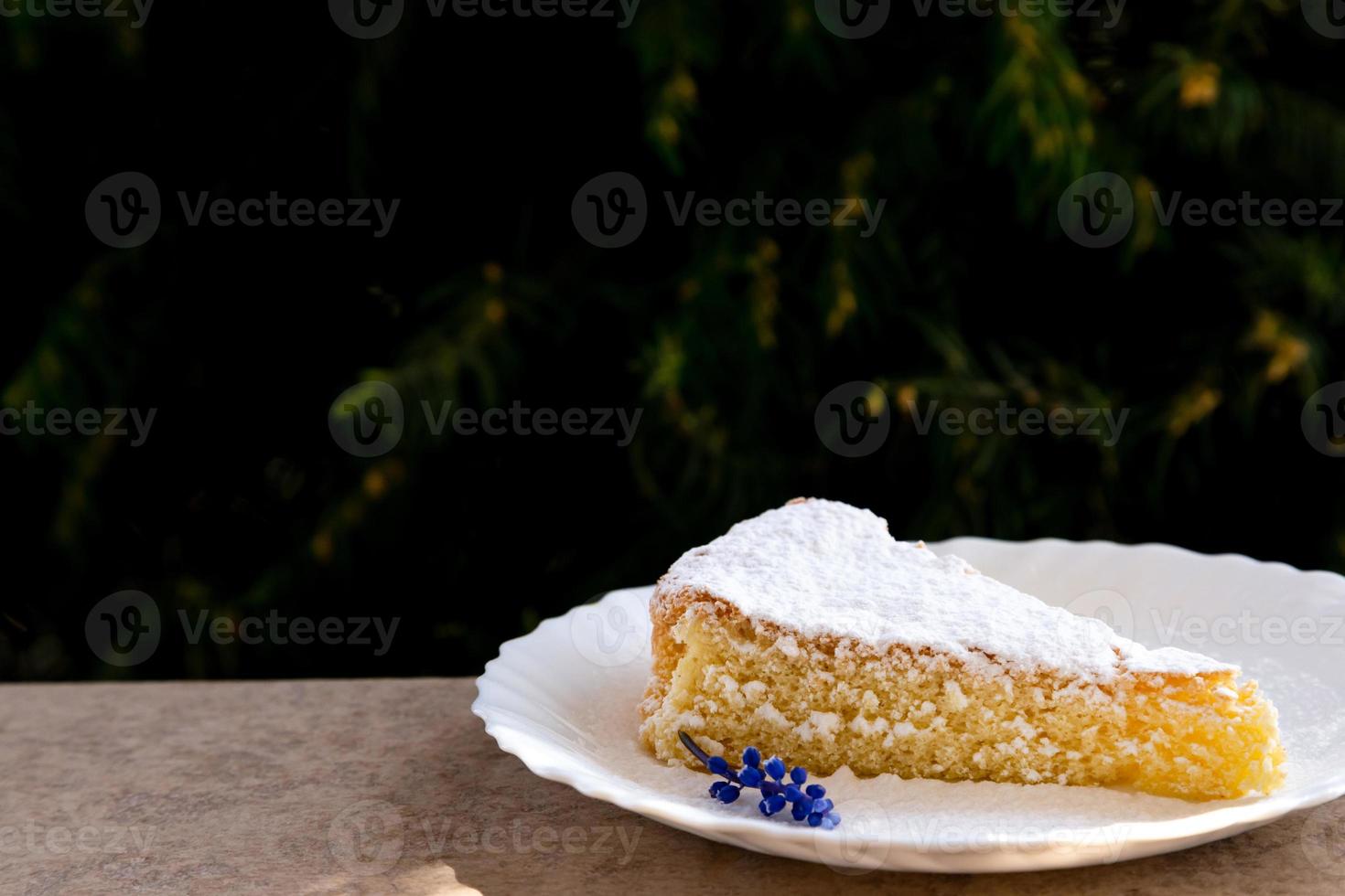 biscuitgebak met room en witte chocolade foto