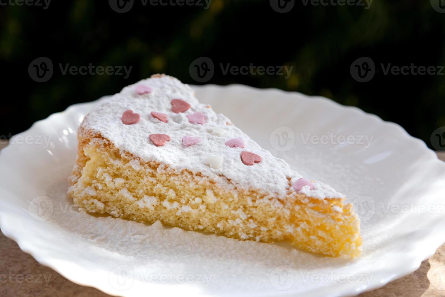 biscuitgebak met room en witte chocolade foto