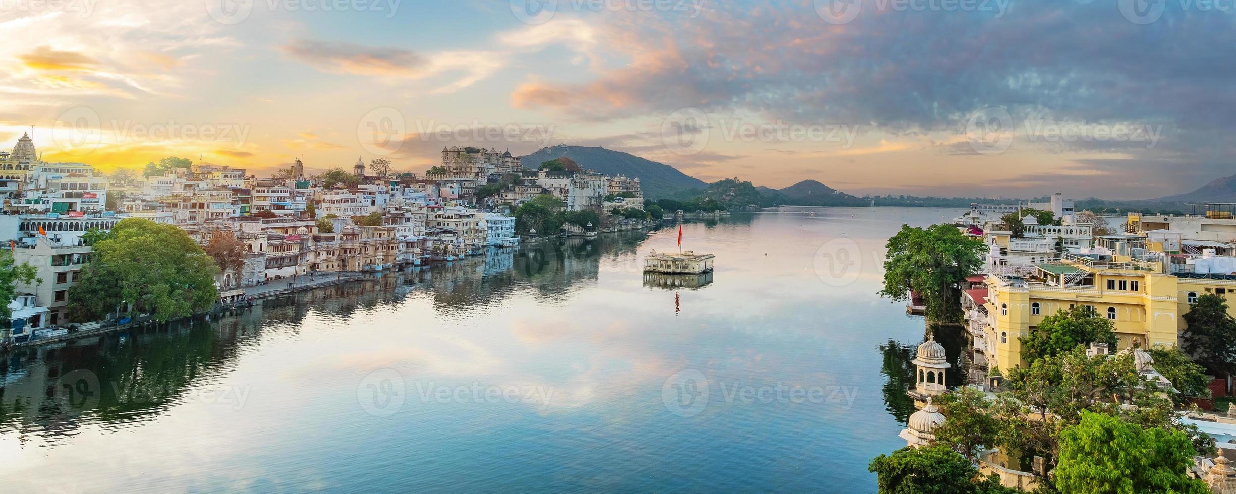 udaipur stad aan het picholameer in de ochtend rajasthan india foto