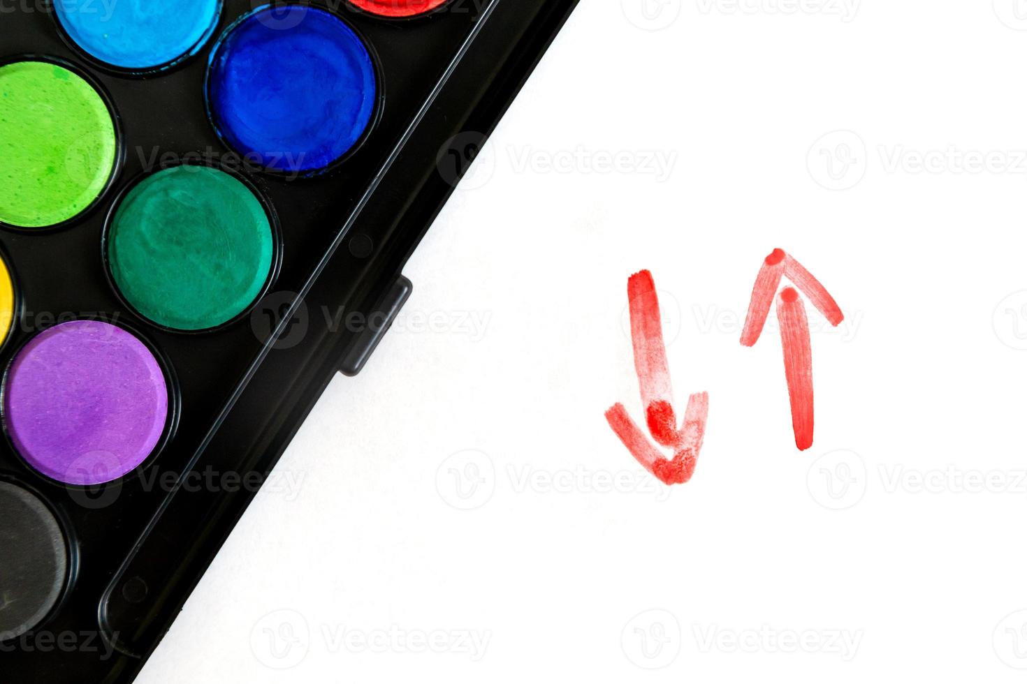 rode handgeschilderde pijl met penseelstreken geïsoleerd op de witte achtergrond foto
