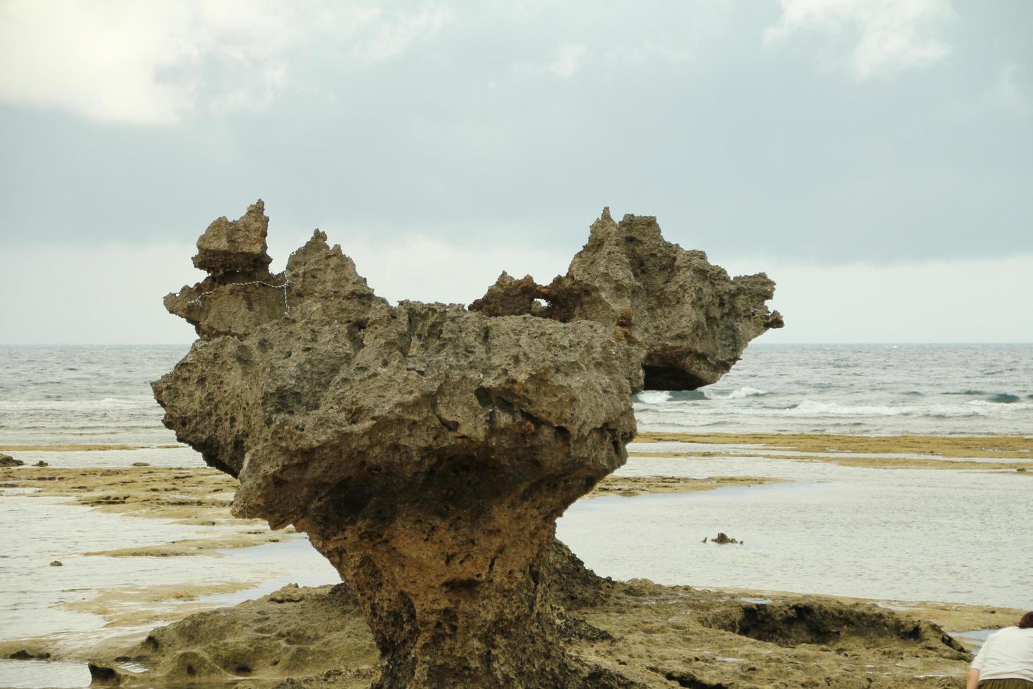 een monument in okinawa in de zomer foto