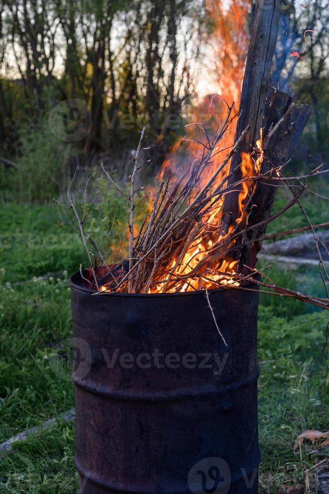 brandend vuilnisvat foto