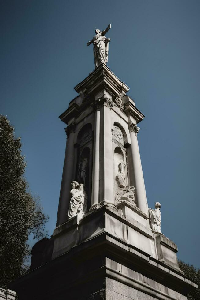 mooi steen Jezus Christus kruisiging standbeeld Aan graf van 19e eeuw gedurende zonsondergang met gemeenschappelijk klimop in achtergrond, genereren ai foto