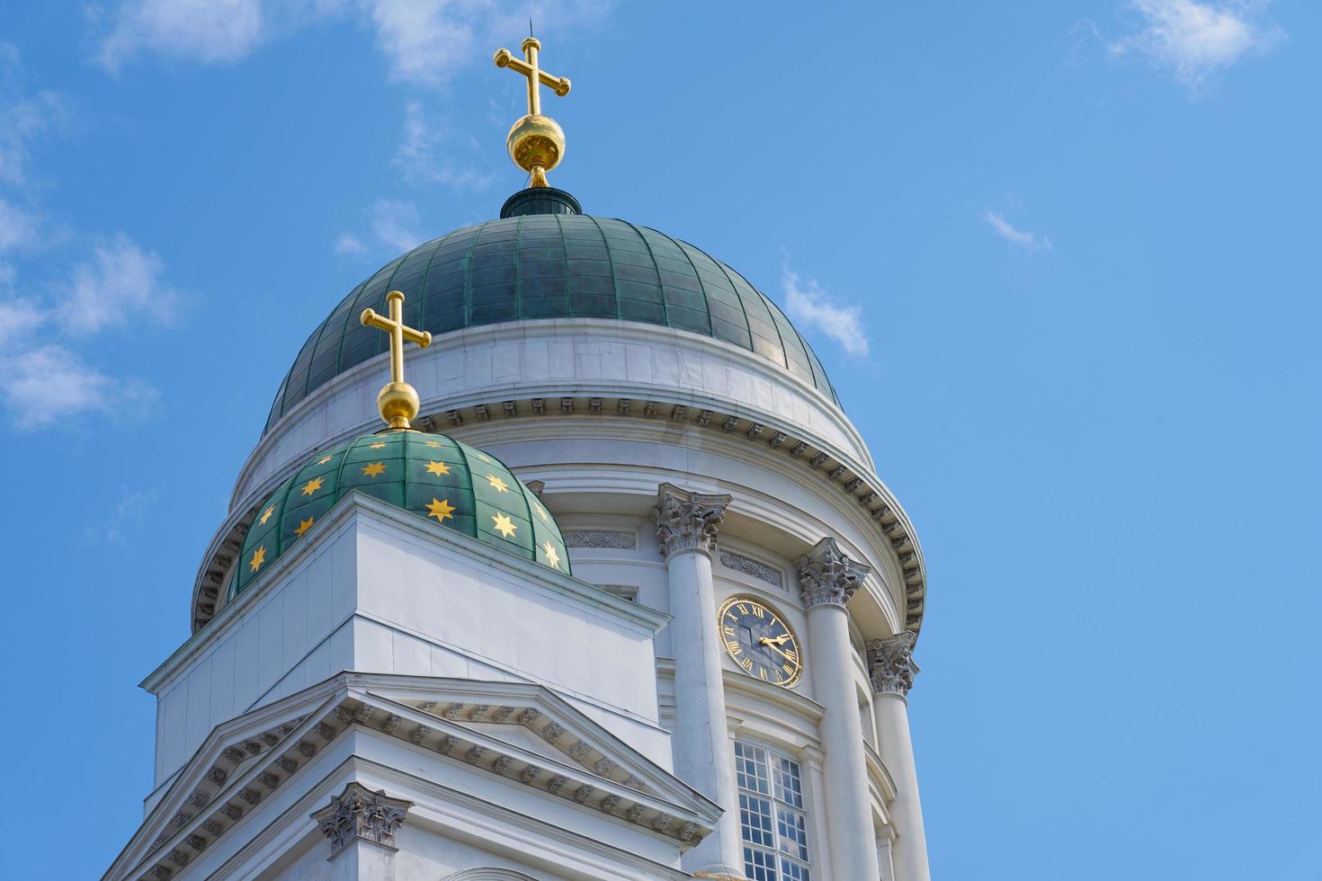 de torens van de kathedraal in Helsinki tegen de blauwe hemel foto