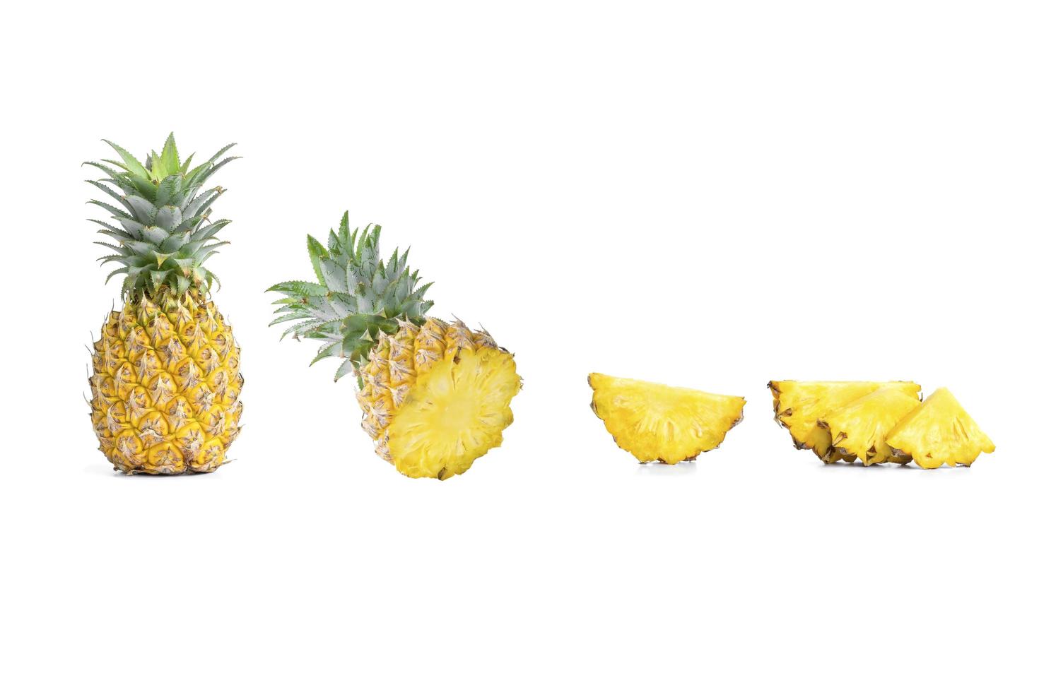 verzameling van gesneden ananas en ananas op witte achtergrond foto