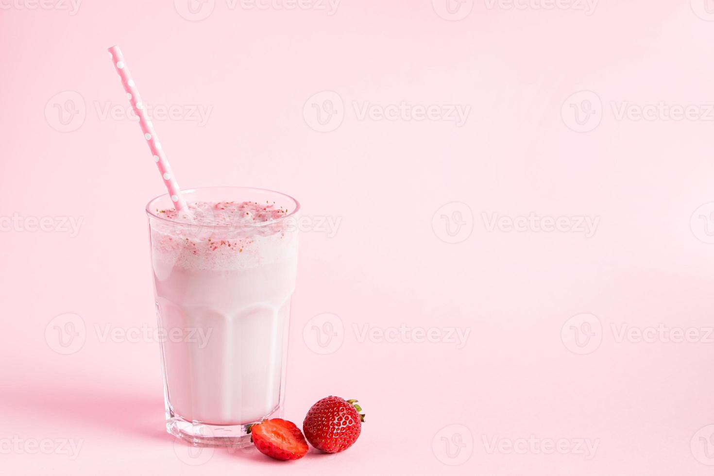 verse milkshake met aardbeien op roze achtergrond foto