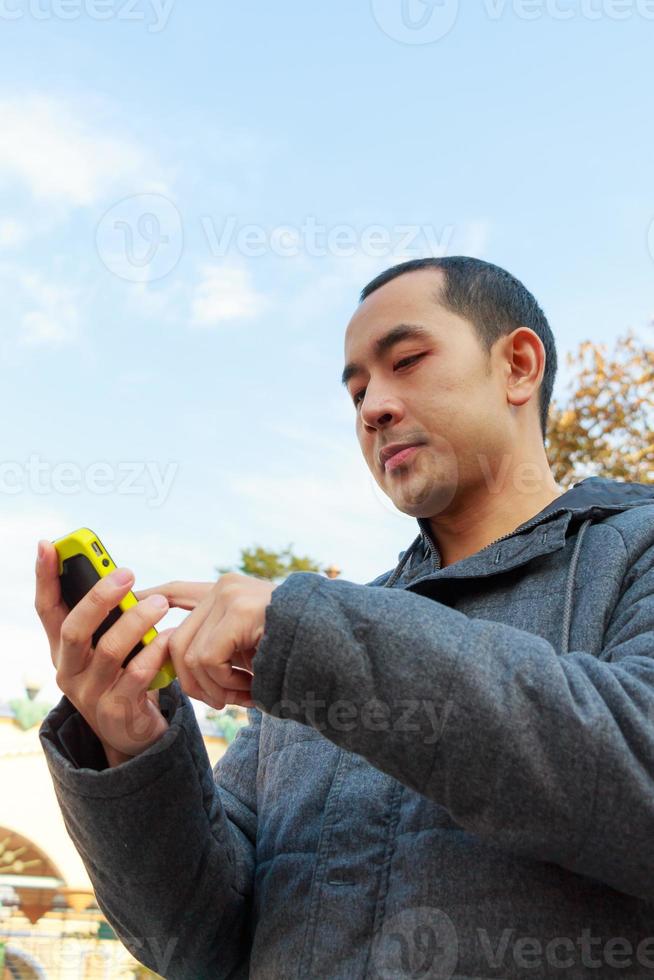 man spelen mobiele telefoon foto