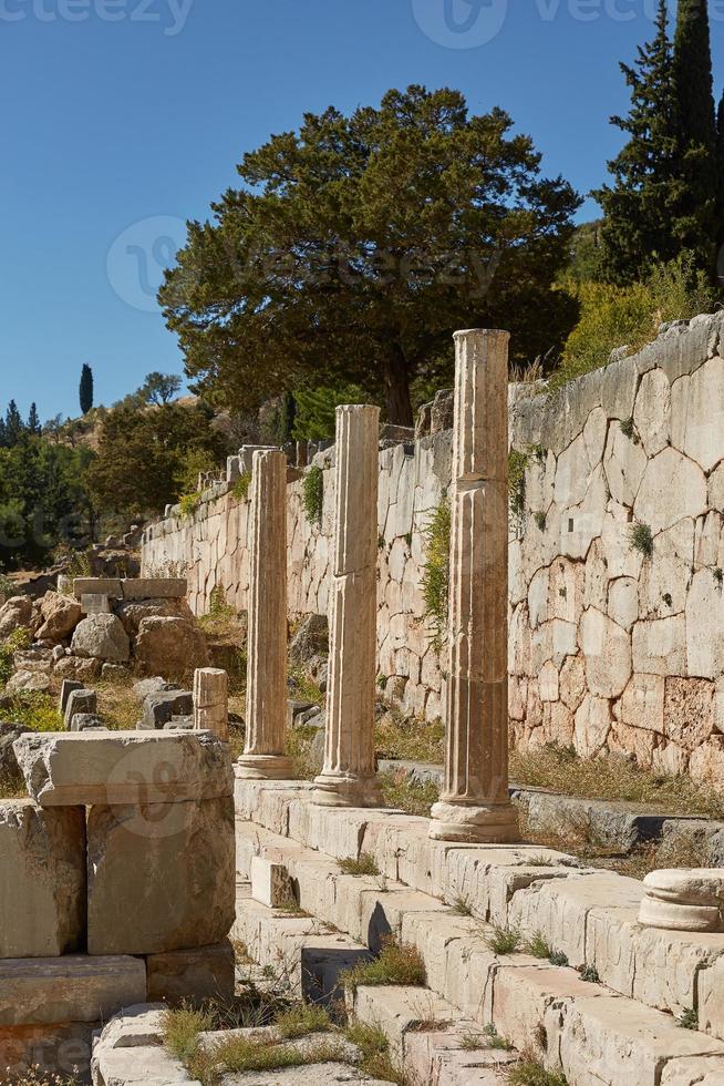 de tempel van Apollo in Delphi Griekenland op een zomerse dag foto