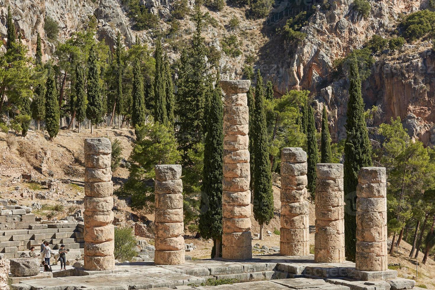 de tempel van Apollo in Delphi Griekenland op een zomerse dag foto