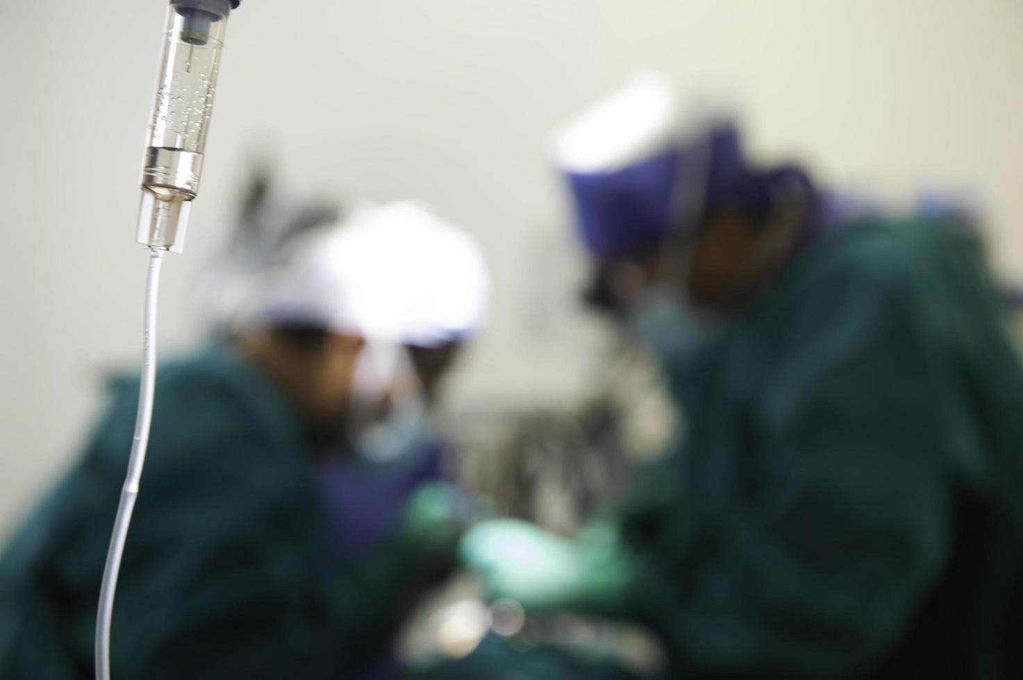team chirurg aan het werk in de operatiekamer foto