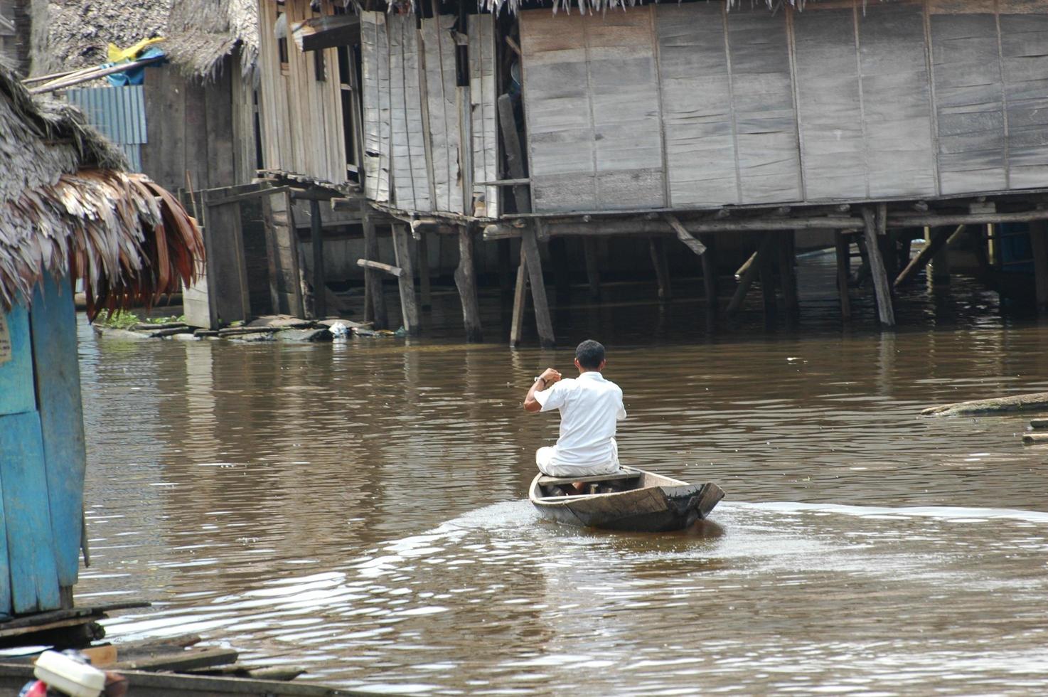 de sloppenwijken van het dorp Belen in Iquitos foto
