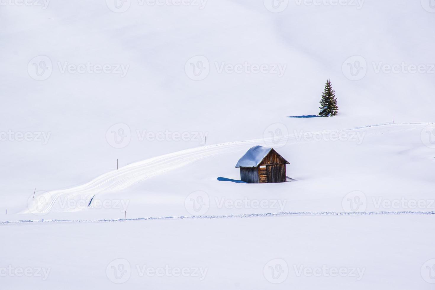 oude hut in de sneeuw foto