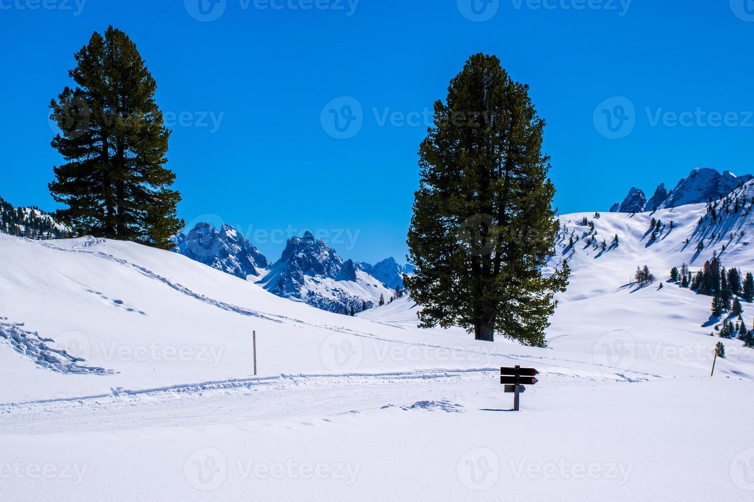 routebeschrijving teken in de sneeuw foto