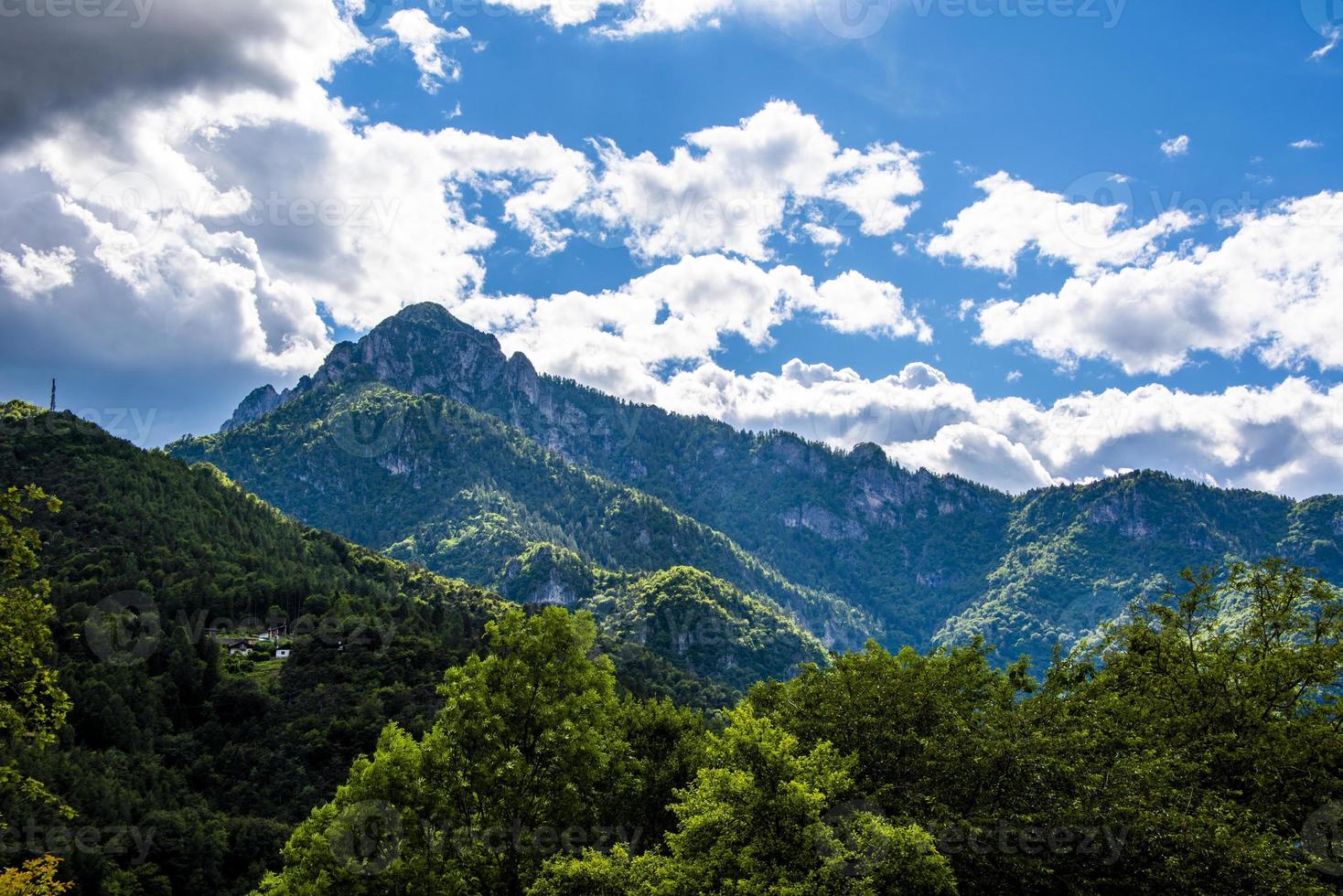 prachtig uitzicht op de Alpen rond het Ledromeer in Trento, Italië foto