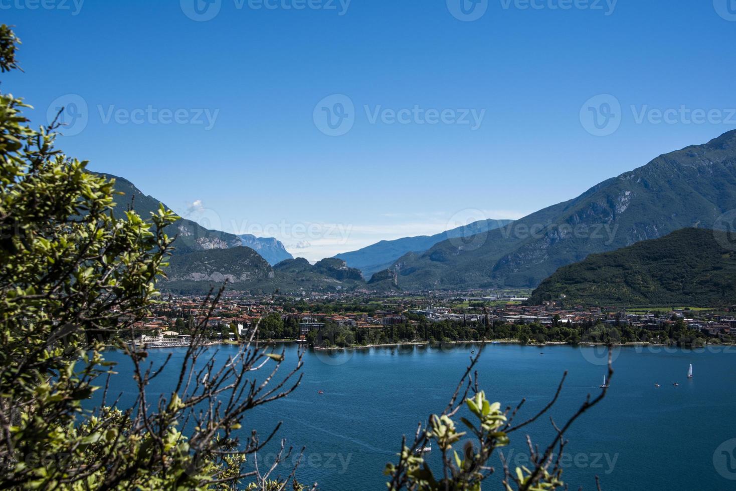 Gardameer en de bergen van Trentino Alto Adige foto