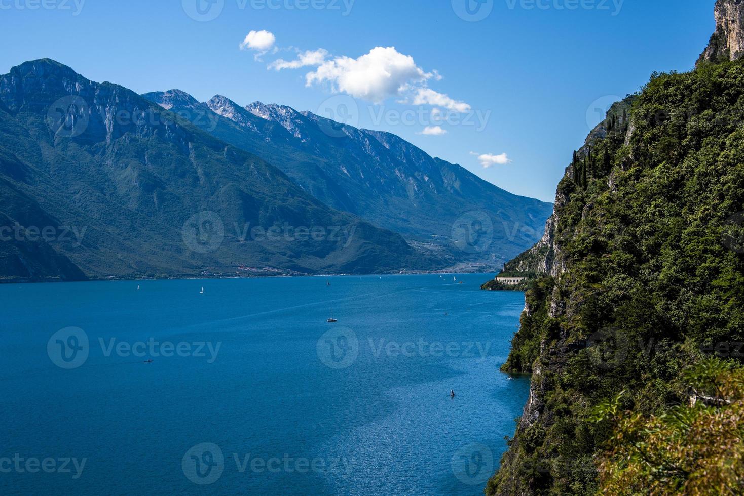 Gardameer en de bergen van Trentino Alto Adige foto