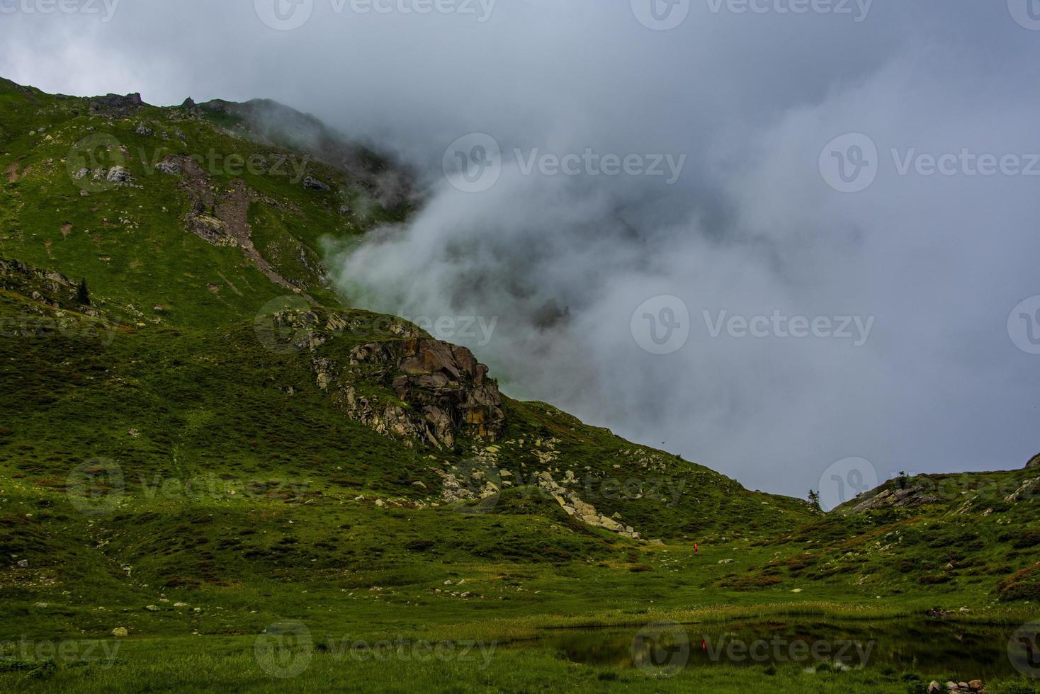 landschap dichtbij het meer van levico, trento, italië foto