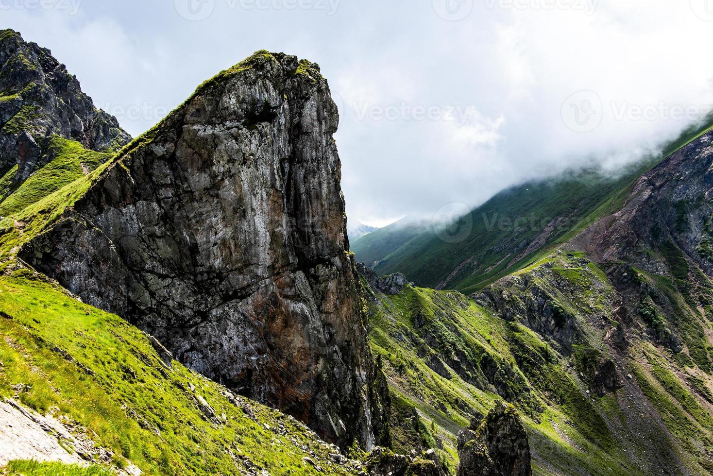 landschap dichtbij het meer van levico, trento, italië foto