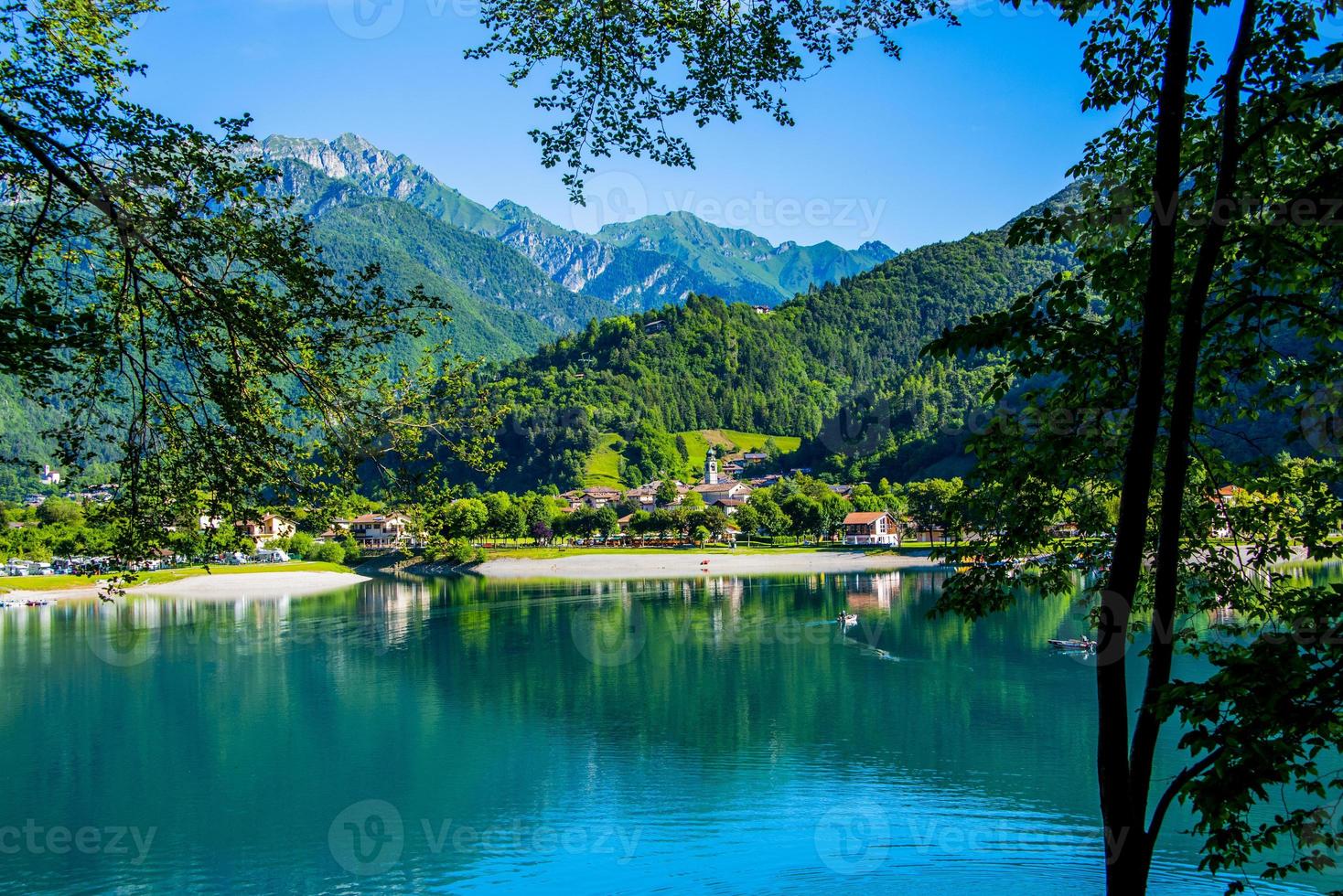 Ledromeer op een zonnige zomerdag in de buurt van Trento, Italië foto