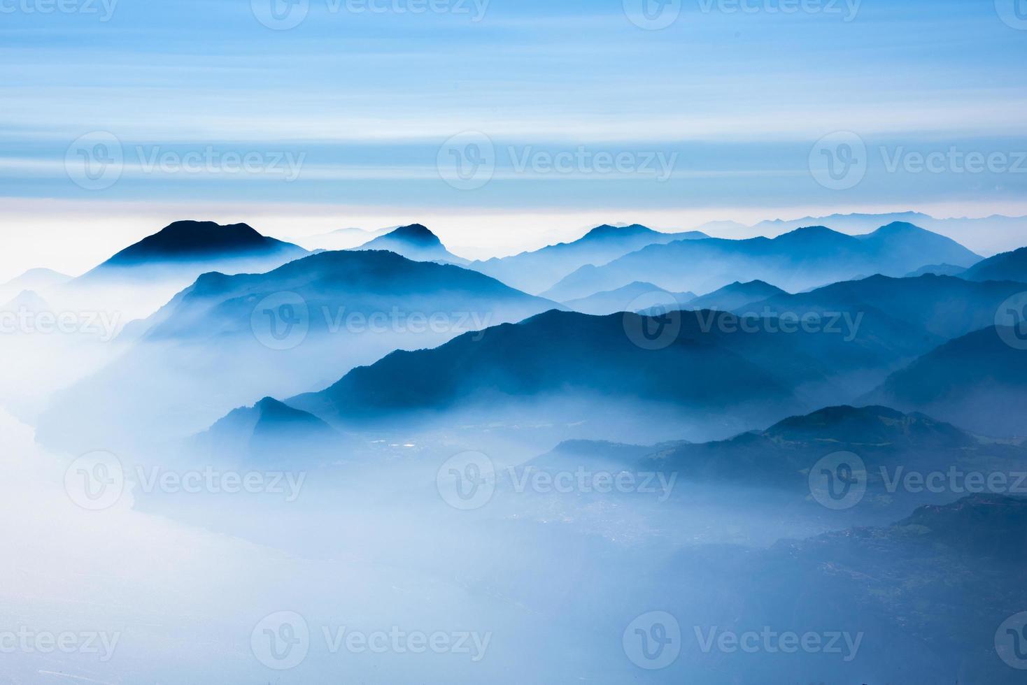 de toppen van de Alpen rond het Gardameer foto