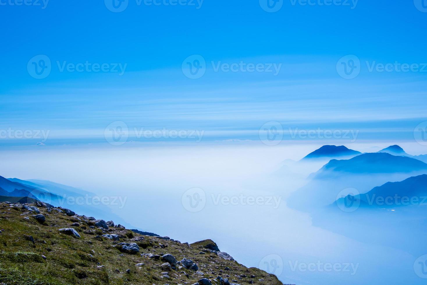 de toppen van de Alpen rond het Gardameer foto