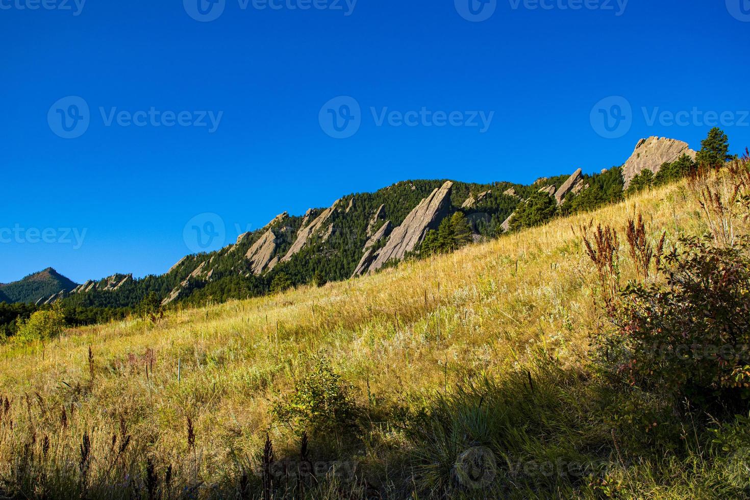 Flatirons Dark Granite Mountains in Chautauqua Park in Boulder Colorado foto