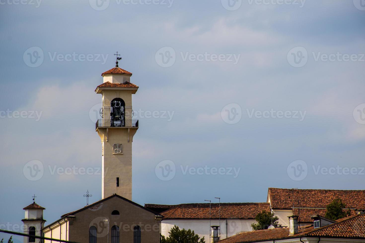 klokkentoren valt op in de blauwe lucht foto