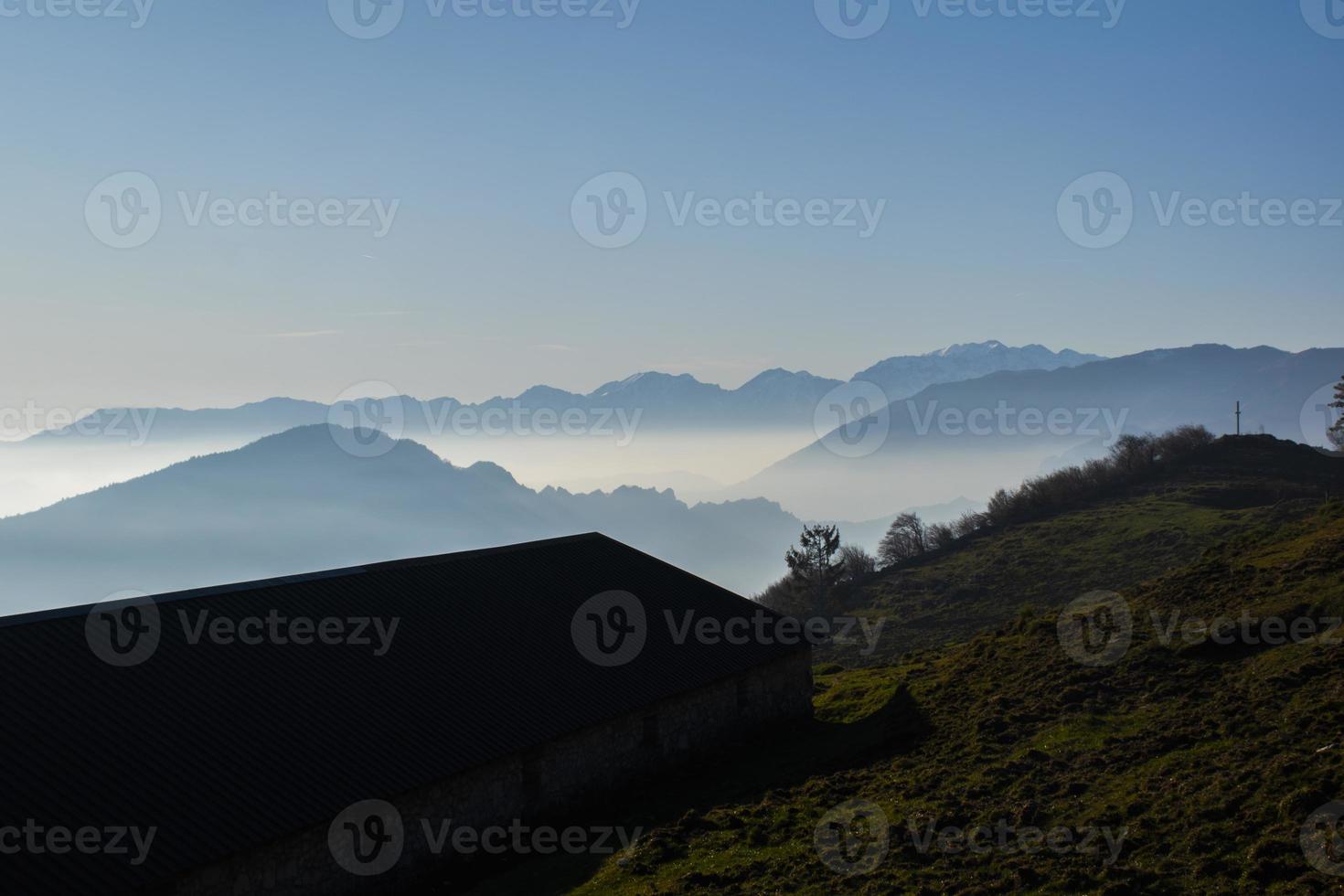 silhouet van verre bergen foto