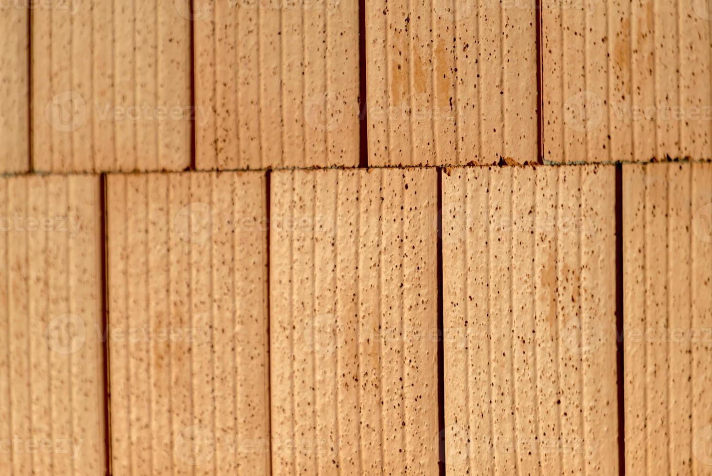 rode bakstenen muur op een bouwplaats met vage gebieden foto