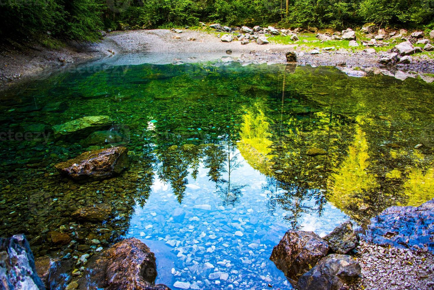 het alpiene meer van tovel in de val di non, trento, italië foto