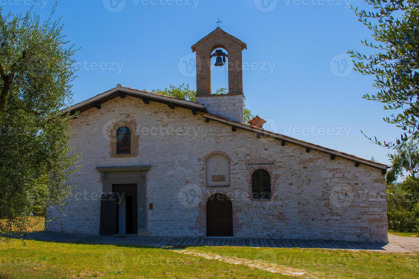 kleine kerk in Gubbio foto