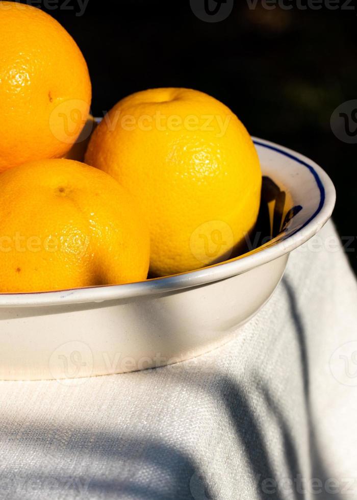 overhead shot van florida sinaasappels op een zilveren dienblad foto