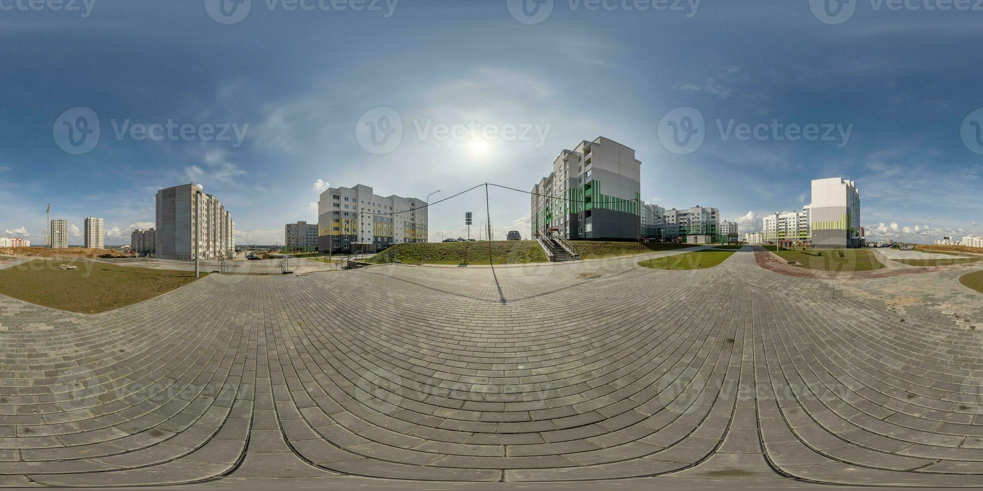 360 hdri panorama visie met wolkenkrabbers in nieuw modern woon- complex met hoogbouw gebouwen in stad- met bewolkt lucht in equirectangular bolvormig projectie, klaar vr virtueel realiteit inhoud foto