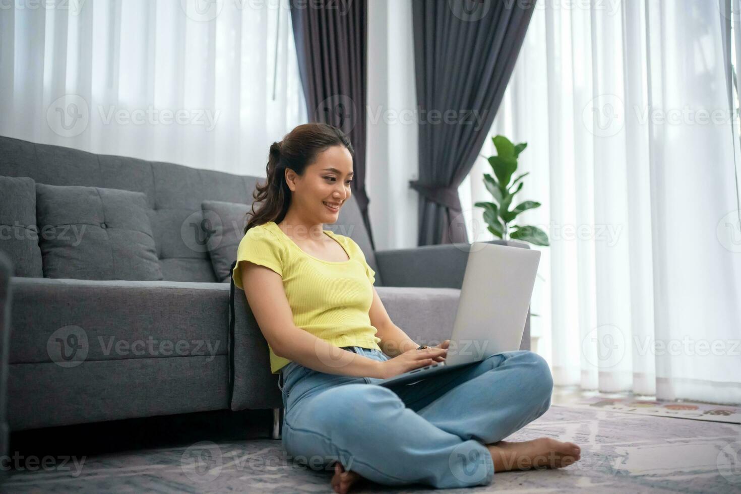 vrouw werken in de huis en video conferentie eenling , freelancen vrouw werken concept foto