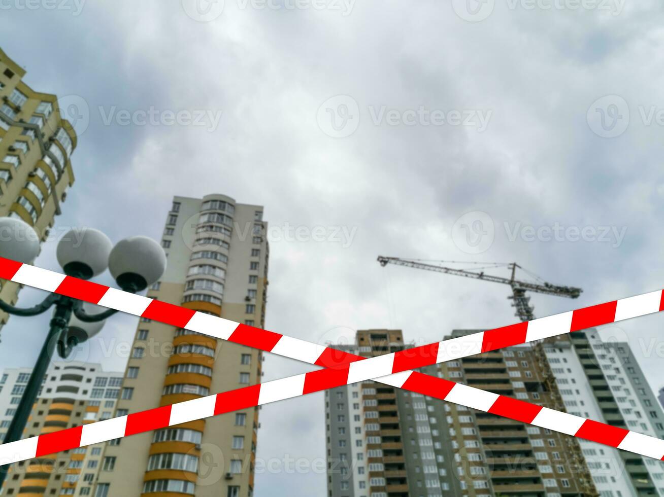 rood en wit veiligheid plakband Bij de bouw plaats foto