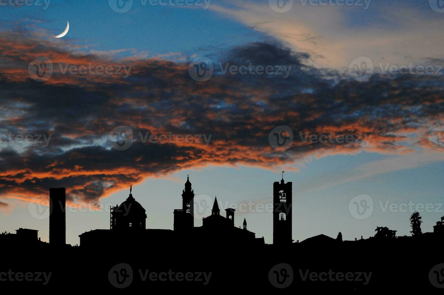 Bergamo alta horizon Bij zonsondergang foto