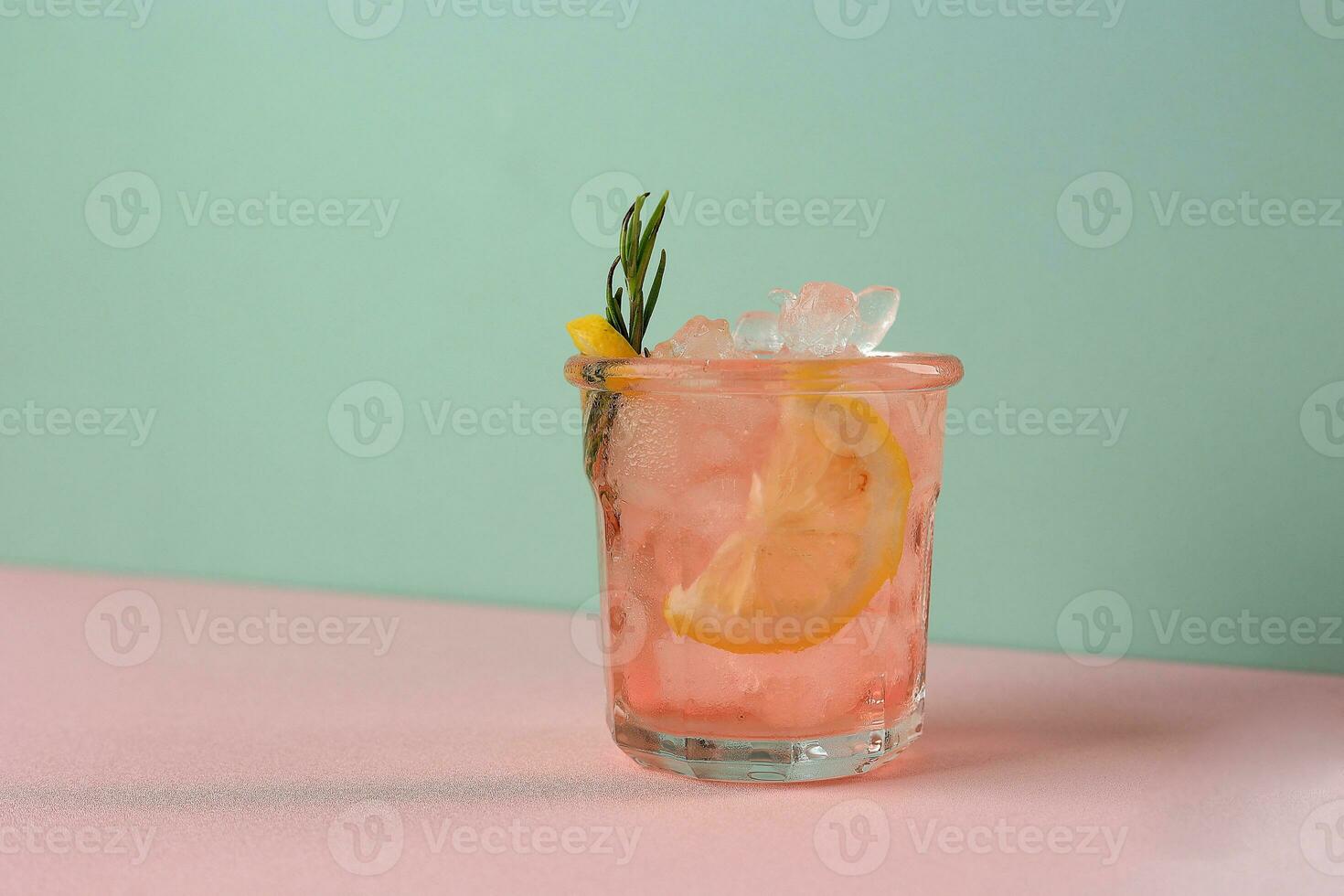 roze limonade paloma cocktail met vers rozemarijn foto