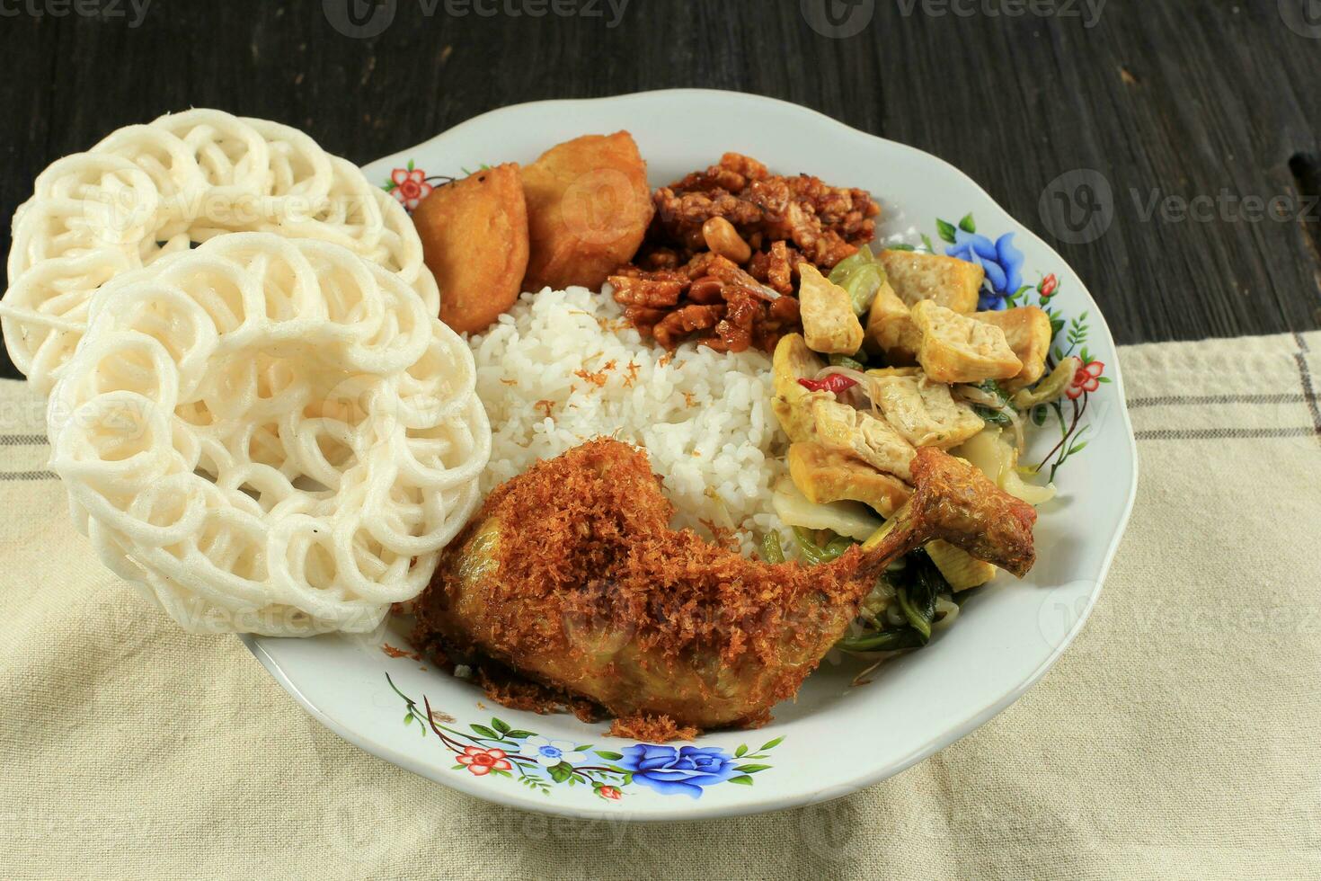 nasi warteg met gebakken kip lengkuas foto