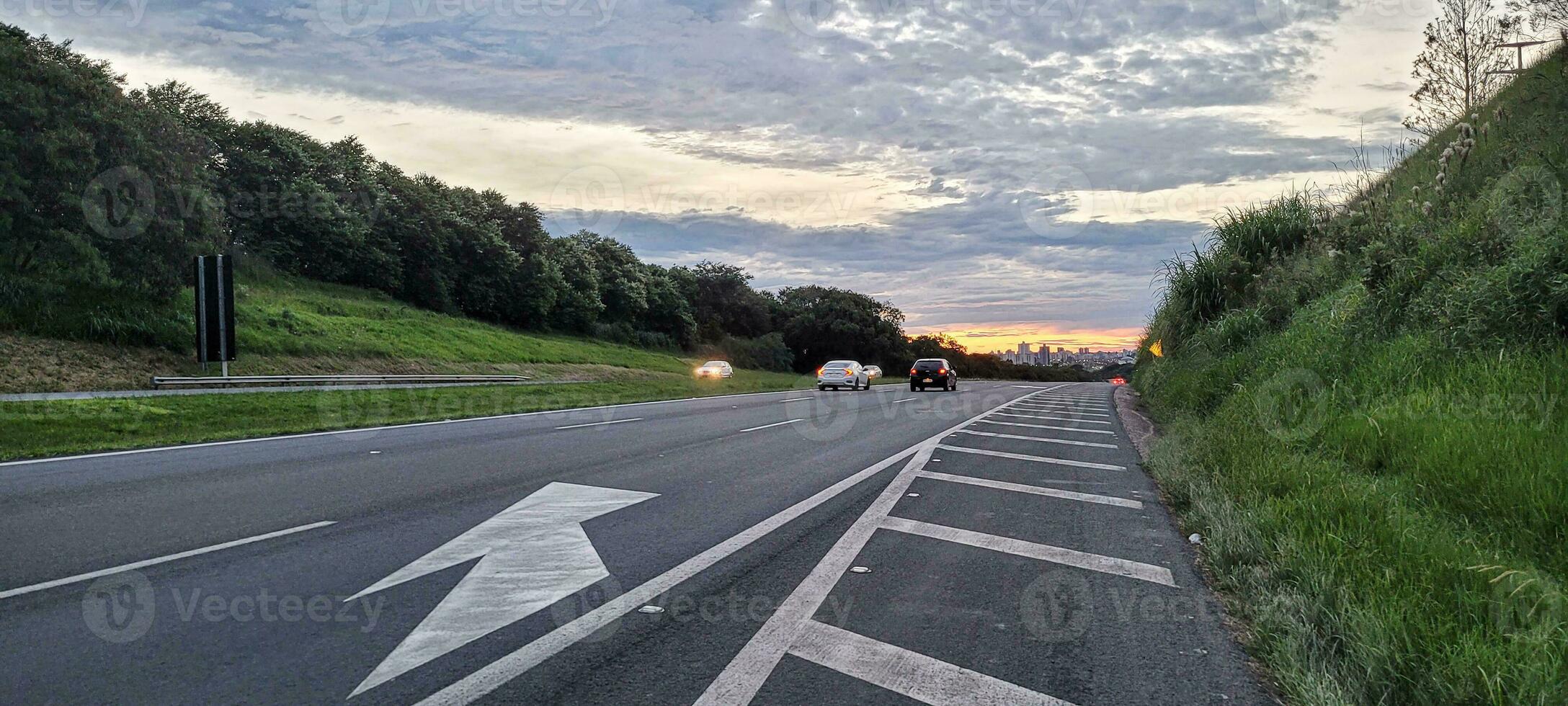 bezig snelweg dom pedro eerste in de interieur van Brazilië foto