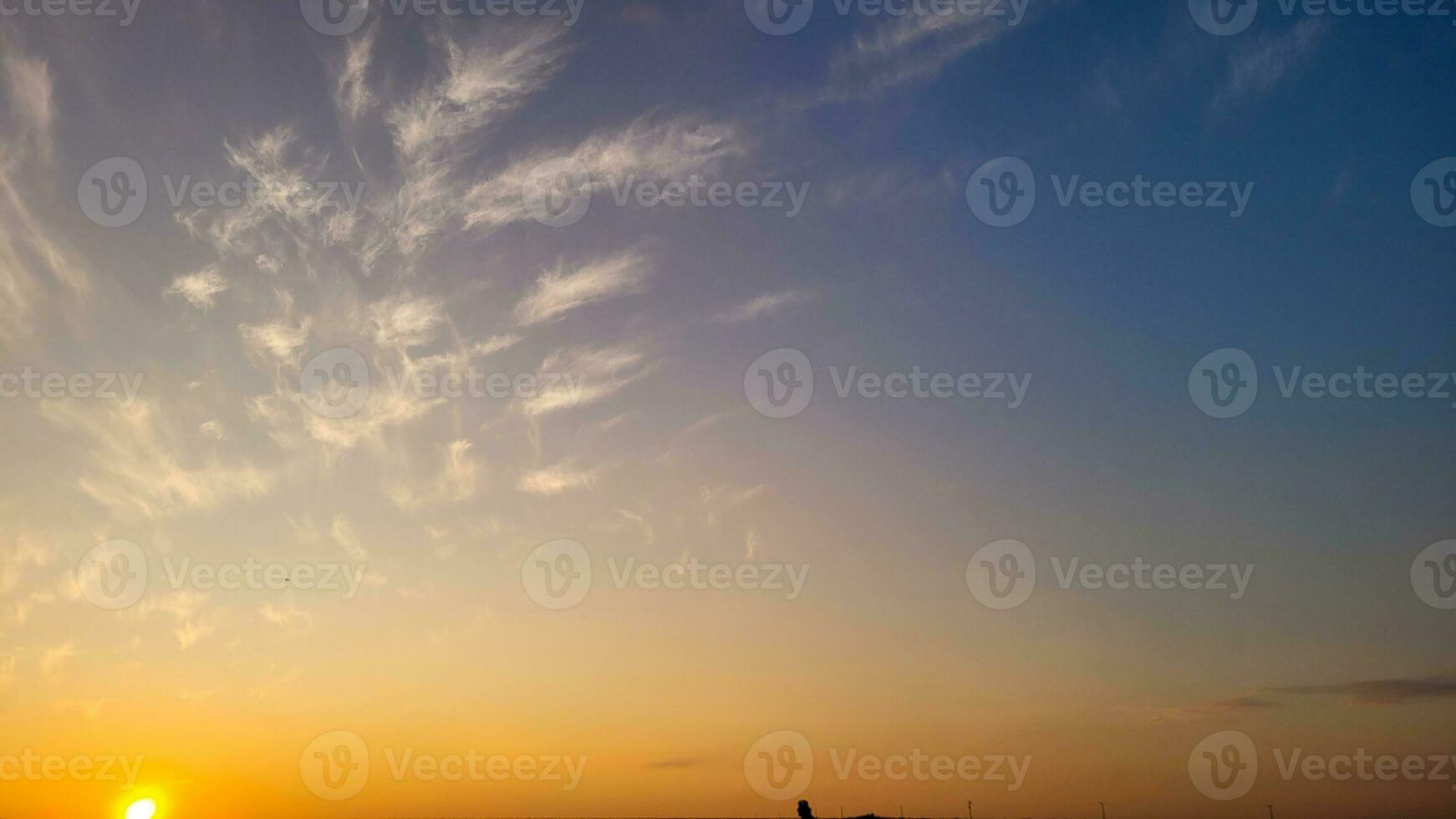 zonsondergang in de midden- van natuur Aan een boerderij foto