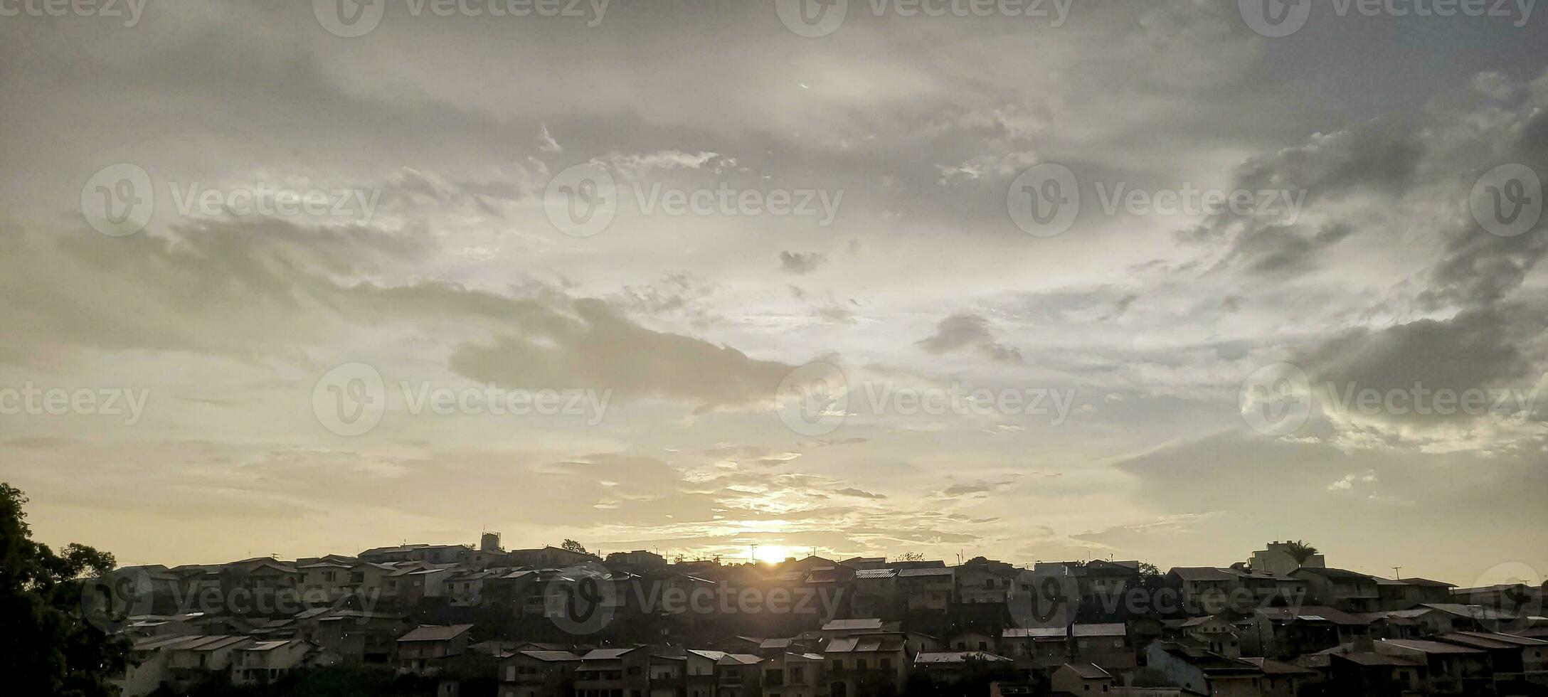 zonsondergang in Brazilië in een stad in de interieur foto