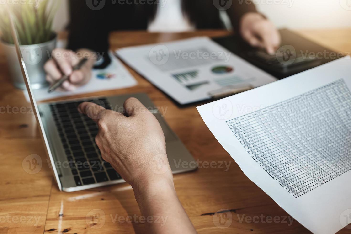 discussie en uitwisseling van ideeën tijdens het werk foto