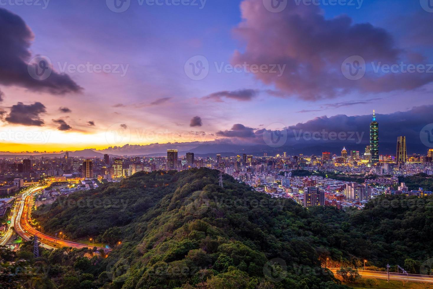 panoramisch uitzicht over de stad Taipei 's nachts foto
