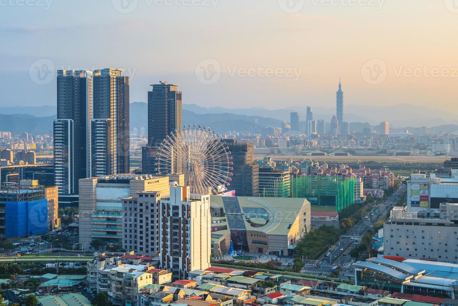 skyline van de stad van taipei met reuzenrad in de schemering foto