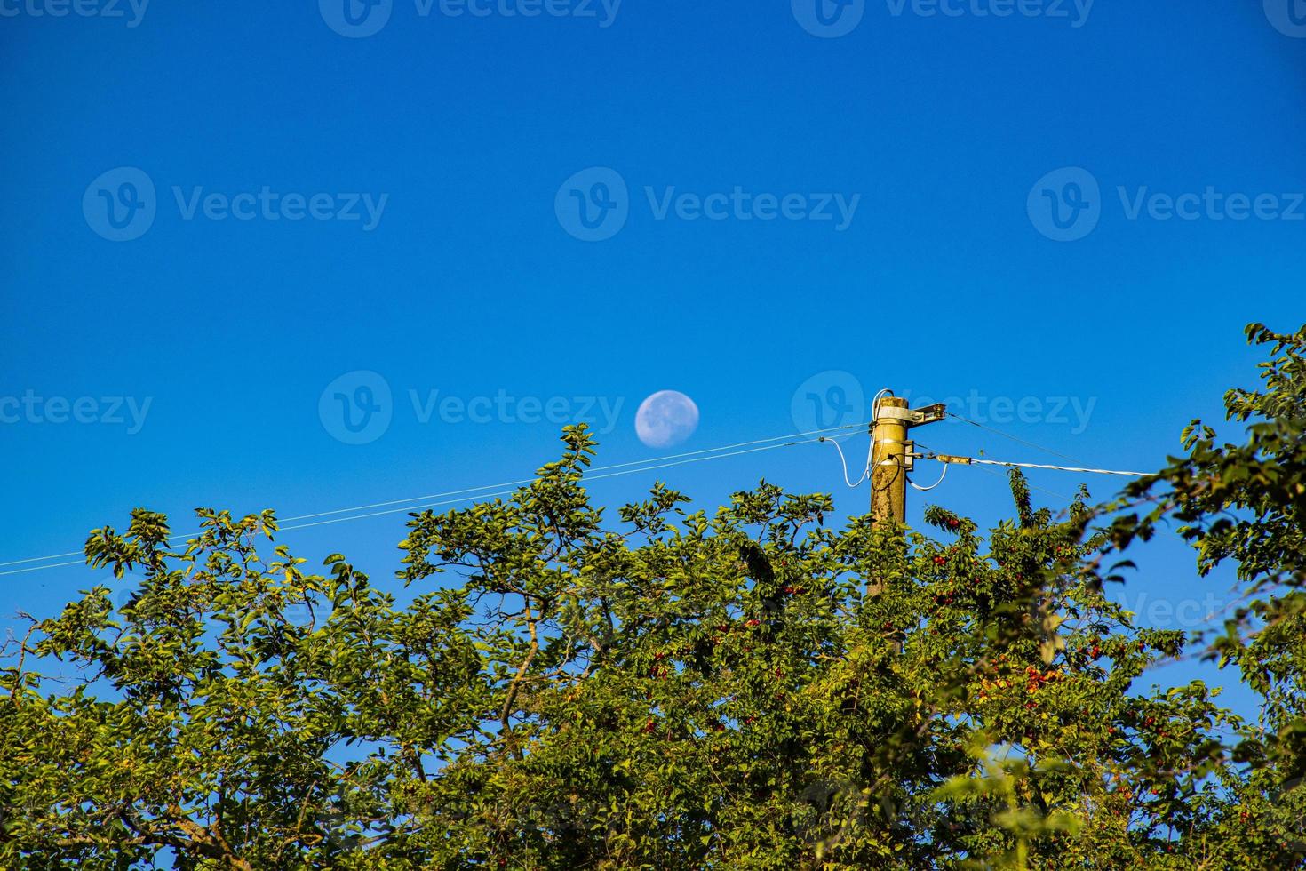 maan op blauwe hemel foto