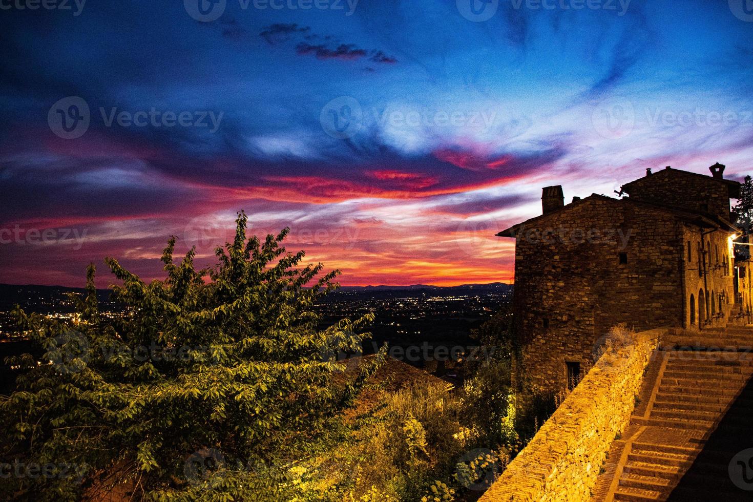 zonsondergang in assisi foto